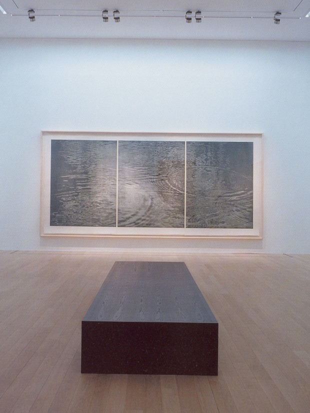 Ausstellung Horizonte Raum mit Triptychon Schwarzwasser